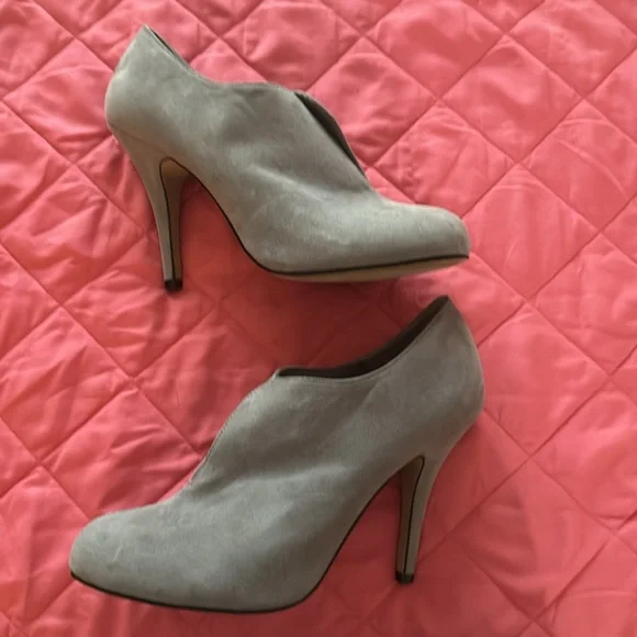 Apt 9 Gray Suede Booties Sz 9 - Picture 2 of 8